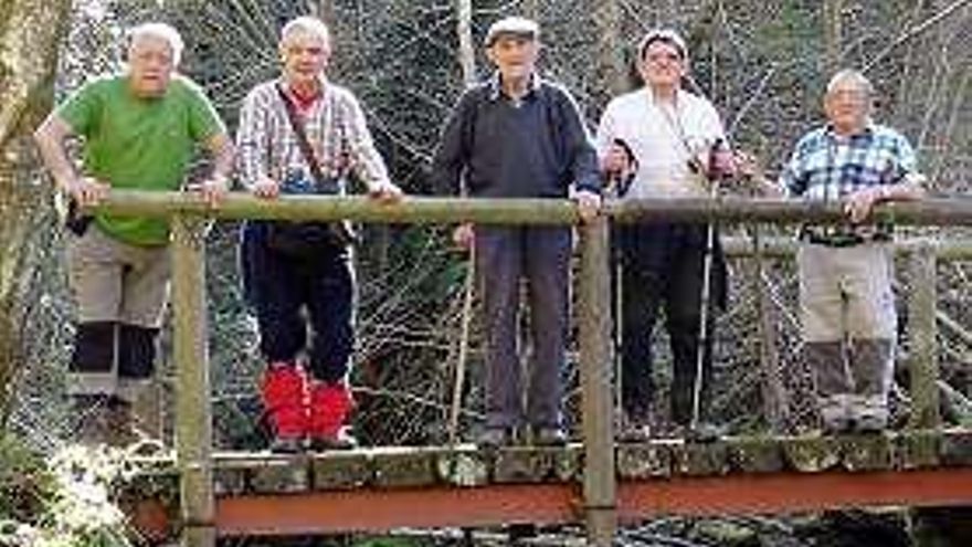 Un grupo de senderistas, en Ruta de los Molinos.