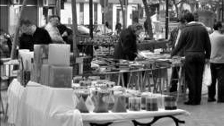 El mercadillo de antigüedades y arte animo ayer la Calle Real