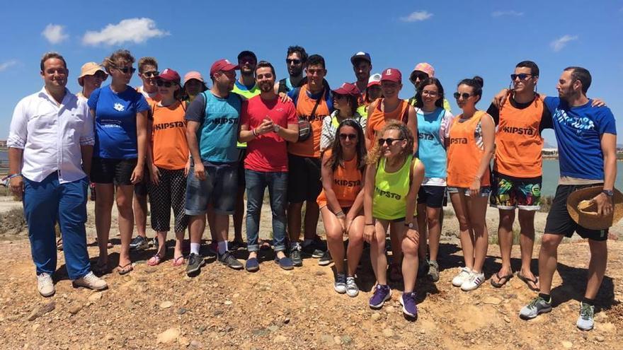 Un grupo de jóvenes en uno de los numerosos campos de trabajo que se realizan en la Región.