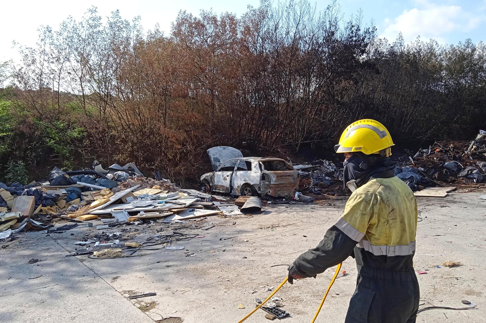 Crema un cotxe i piles de deixalles al barri de la Font de la Pólvora