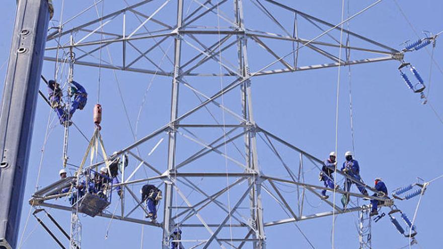 Operaris reparant una línia elèctrica 
a les comarques de Girona.