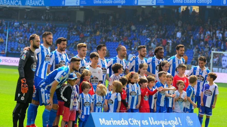 Once inicial del Deportivo, rival del Málaga en el play off, antes de un encuentro de la presente campaña.