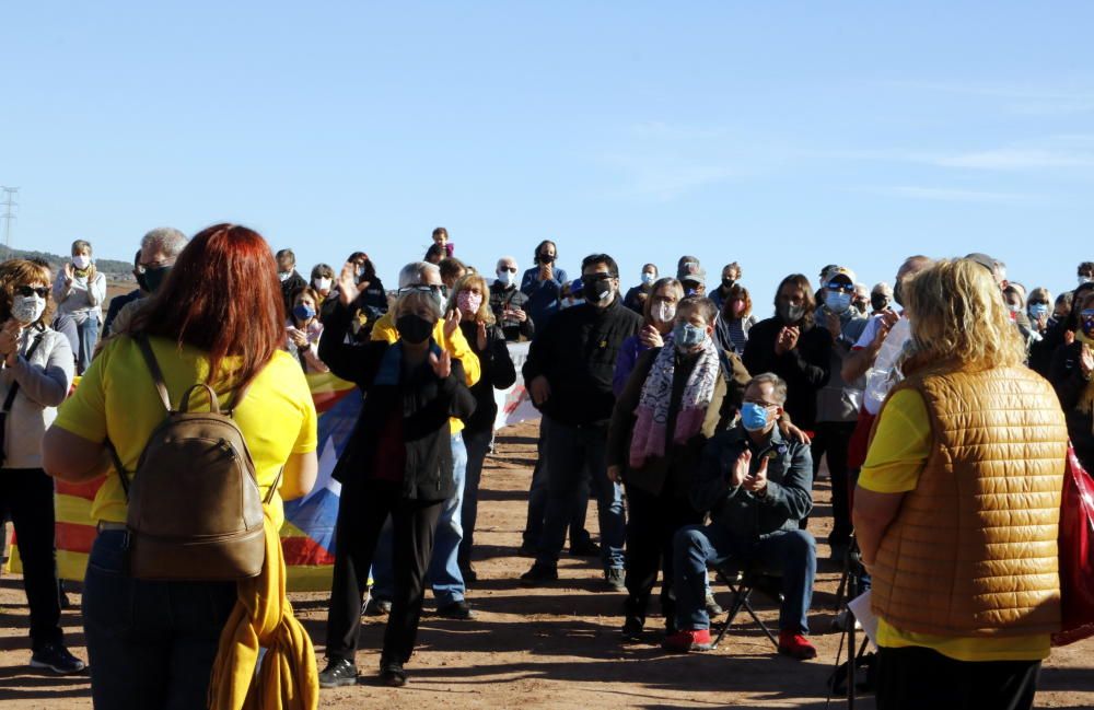 Unes 300 persones mostren el seu 'escalf' als presos de Lledoners