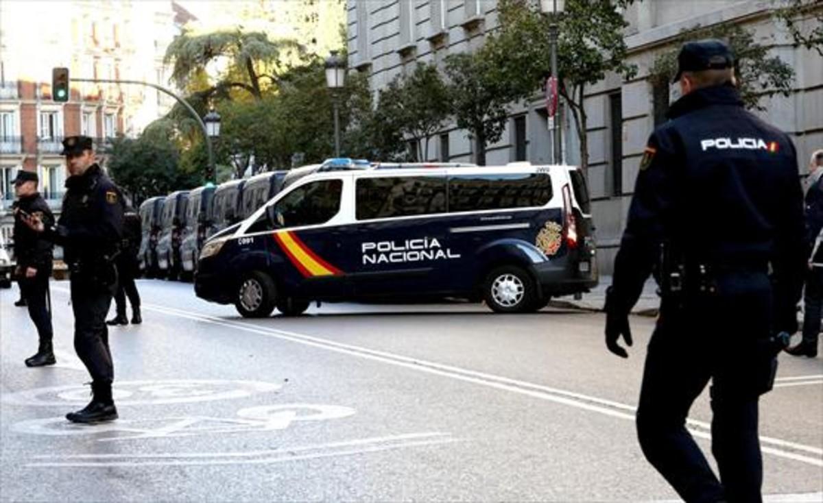 Policías y furgones en las inmediaciones del Tribunal Supremo, ayer.