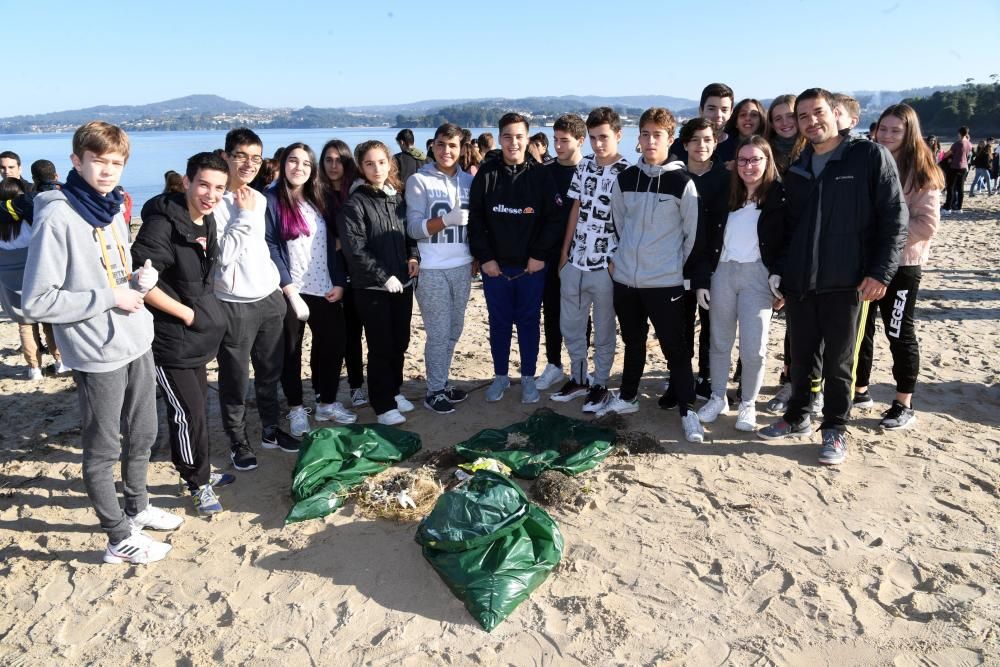 Más de 1.200 niños del Hogar de Santa Margarita recogen residuos en la playa de Gandarío para hacer esculturas.