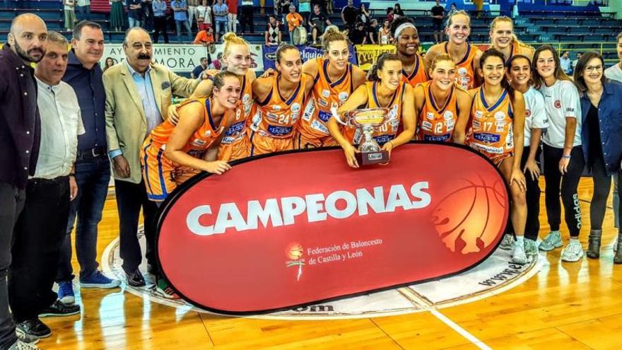 El equipo naranja, con la copa regional que disputan los equipos de Liga Dia