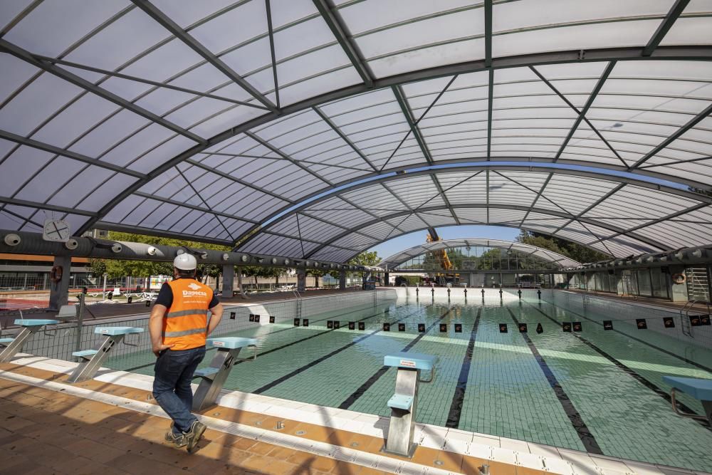 El GEiEG instal·la la nova cúpula de la piscina de 50 metres al complex de Sant Ponç de Girona