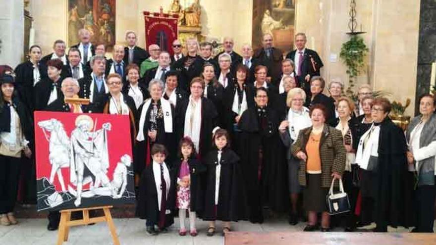 Asociación local de Amigos de la Capa, tras la celebración de la Eucaristía en la iglesia de Renueva.