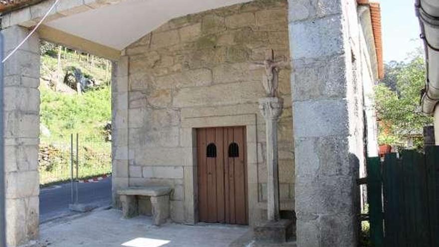 Un aspecto de la fachada y los accesos de la capilla . // S. Álvarez