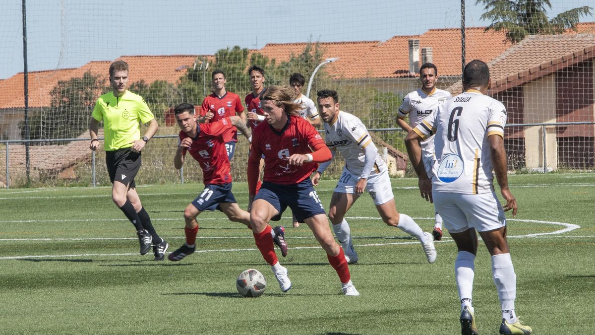 Javi Bernal, con el balón, durante el partido ante el Guadalajara.