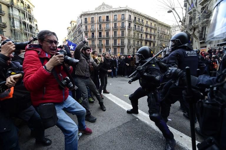 Miles de manisfestantes en Bélgica y Cataluña en protesta por la detención de Puigdemont