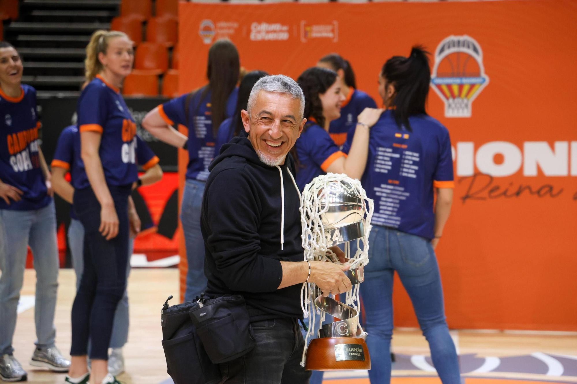 El Valencia Basket celebra a lo grande la Copa de la Reina con su afición