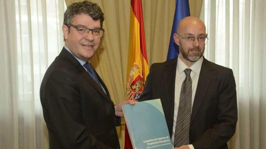 Álvaro Nadal recibe de manos del presidente del comité, Jorge Sanz, el informe. // FdV