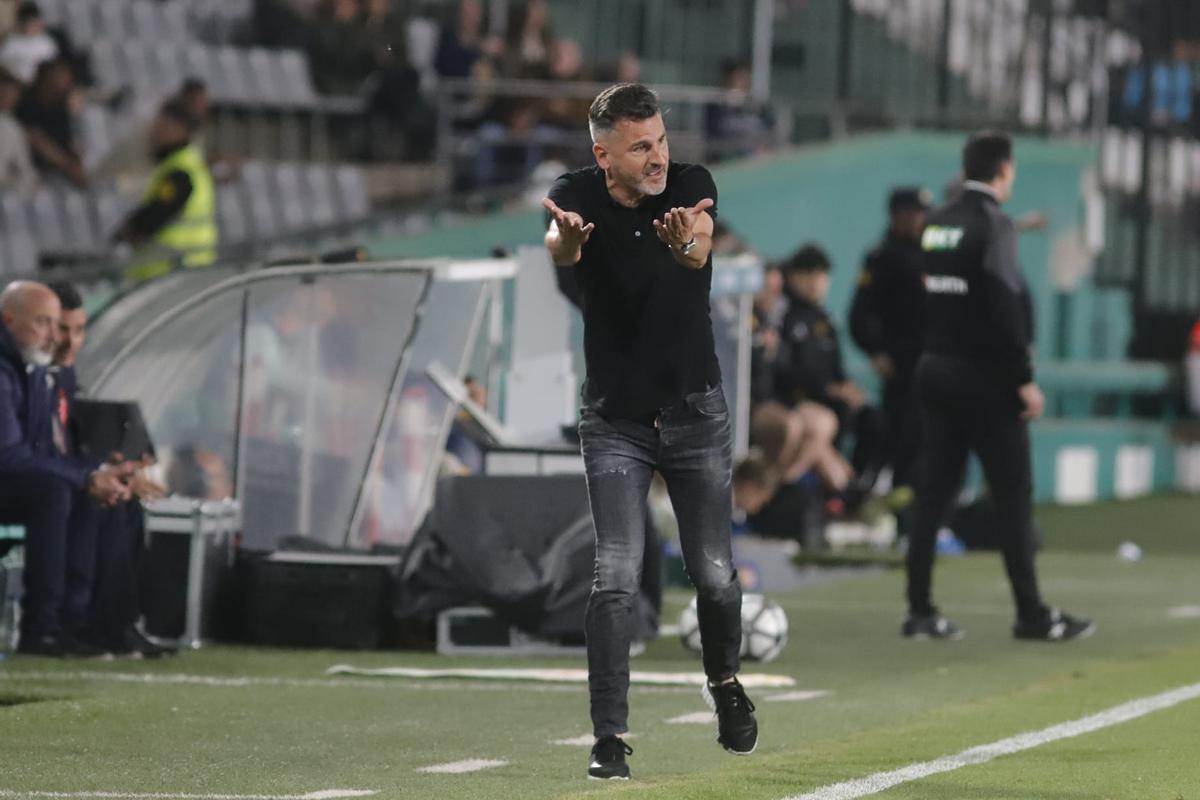 El entrenador del Córdoba CF Iván Ania durante el encuentro ante el Zaragoza en El Arcángel.