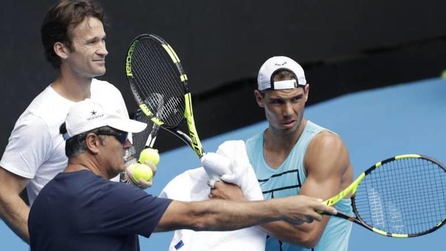 Toni Nadal y Carlos Moyá junto a Rafel en un entrenamiento en Melbourne, el pasado enero.