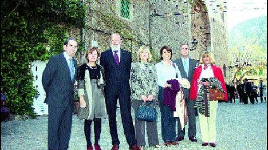 El concejal de Cultura, Justo Vilabrille, acompañado por la presidenta de la Fundación Municipal de Cultura, Pilar Lafita, el vicepresidente del Foro Jovellanos, Fernando Adaro, y otros miembros de la comitiva asturiana, ayer, en Valldemossa.