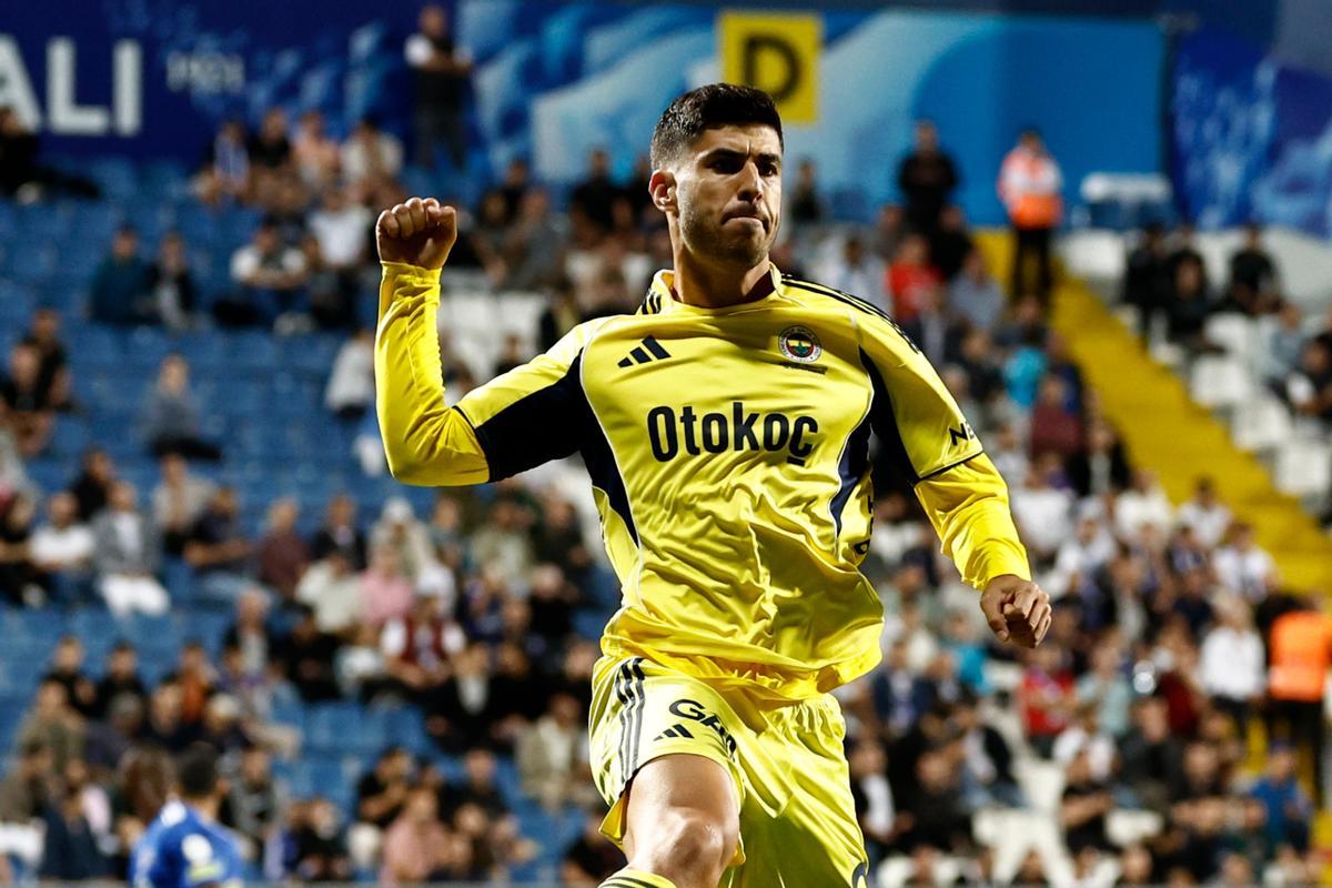 Marco Asensio celebra un gol con el Fenerbahçe turco.