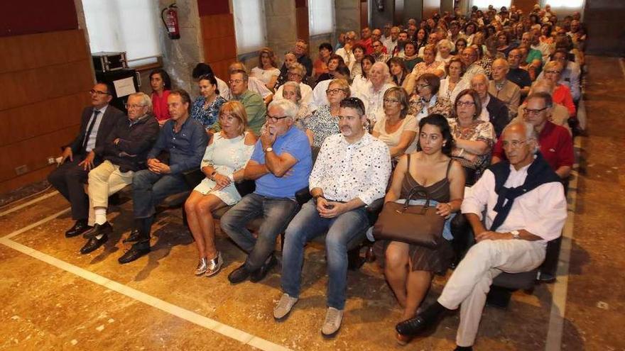 Público asistente al coloquio, que abarrotó el auditorio del Areal. // Alba Villar