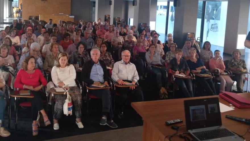 Alumnos de la UNED de Elda en una de sus clases