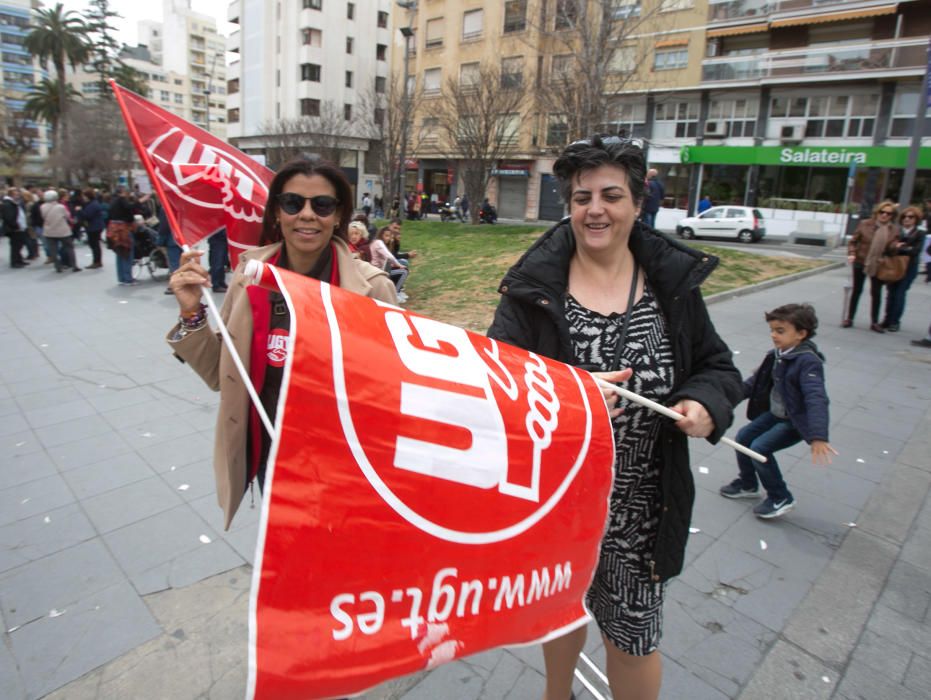 Los pensionistas abarrotan la plaza de la Montañeta para pedir al Gobierno una subida de las prestaciones.