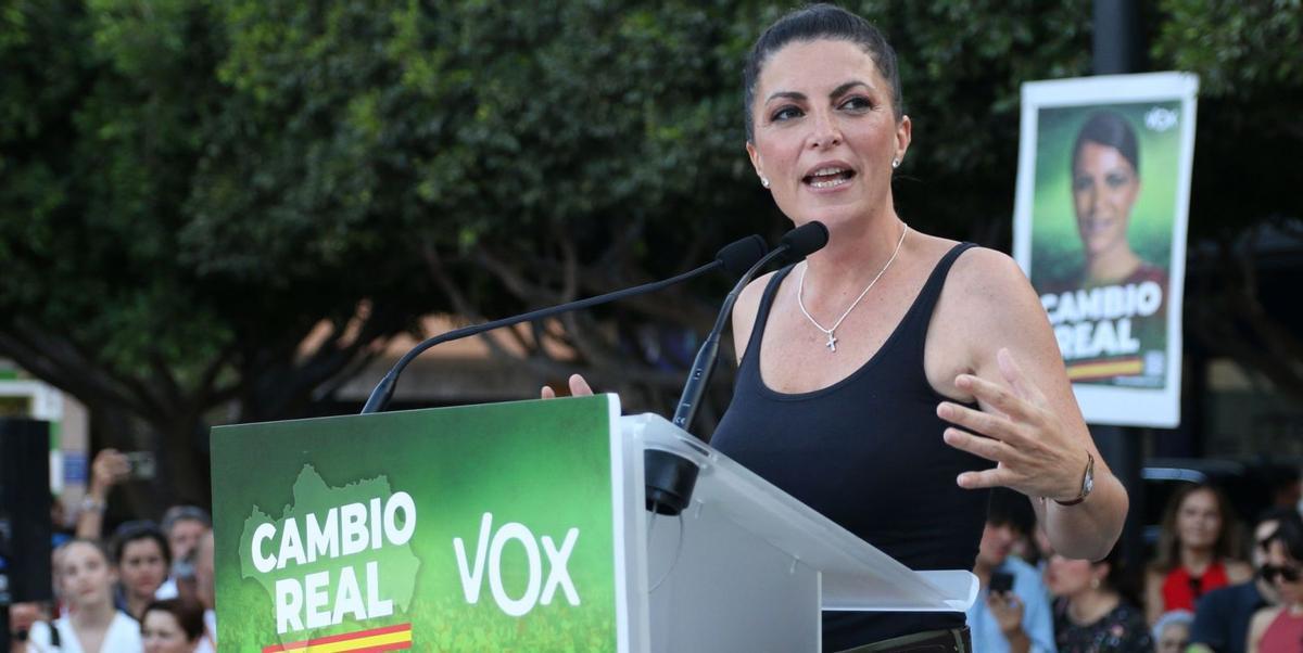 Olona en combate. No se calma, no descansa. Pero pasa calor, como todo el mundo. Ayer, look a lo Marine, pantalón color militar y ropa ligera. Olona está combativa pero funciona mejor en los mítines, con adeptos prestos al aplauso, que en los debates, donde hay gente, qué cosas, que no comparte con ella que la educación sexual forma degenerados, que hay que cerrar la tele pública o que España está rota ya. Y un mensaje insistente: quieren entrar en el Gobierno. Manejar consejerías, tener cargos. Veremos.