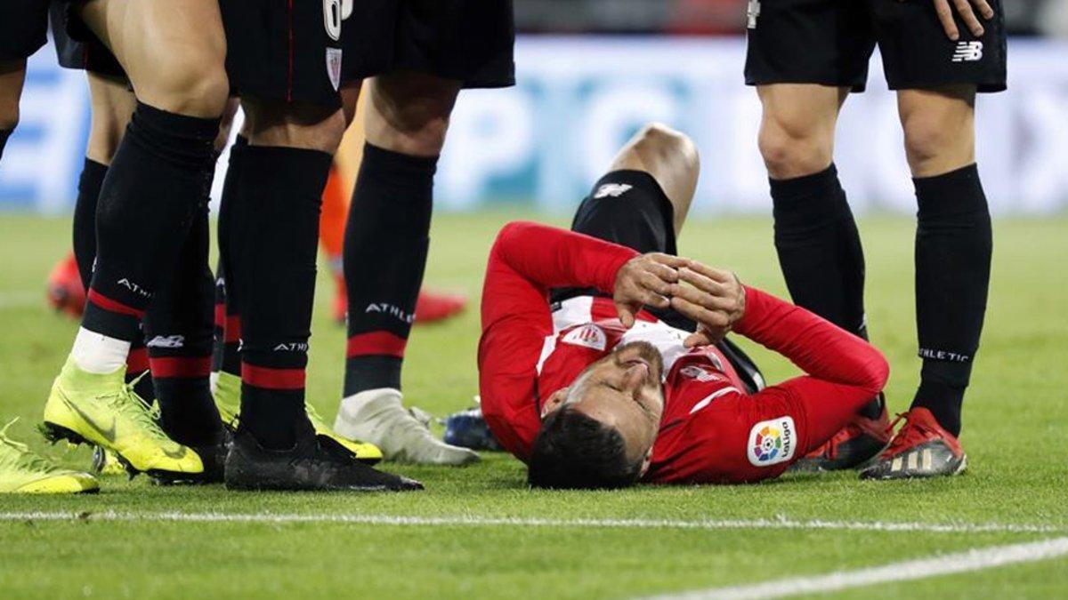 El delantero del Athletic cayó lesionado en el Athletic-Sevilla de Copa del Rey