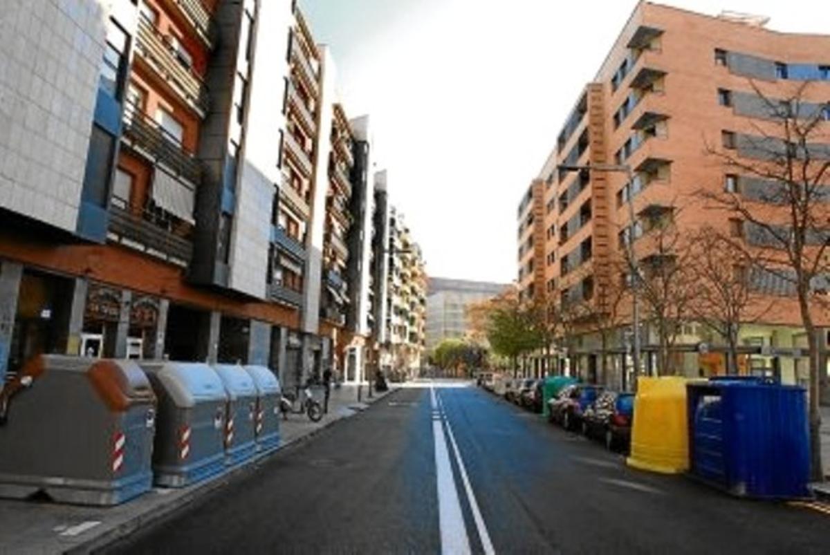 Aspecto de la calle de la Riera Blanca, que separa Barcelona (a la izquierda, con los nuevos contenedores) y L’Hospitalet de Llobregat, el sábado.