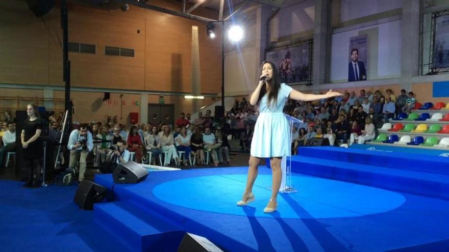 Bea Mateo entona Hacia una gran Región en el acto de presentación de las candidaturas del PP