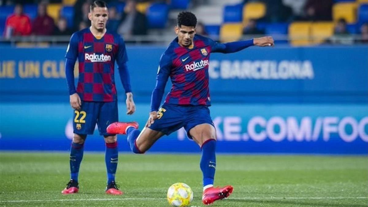 Araujo lanza un penalti con el filial azulgrana ante la mirada de Rey Manaj.