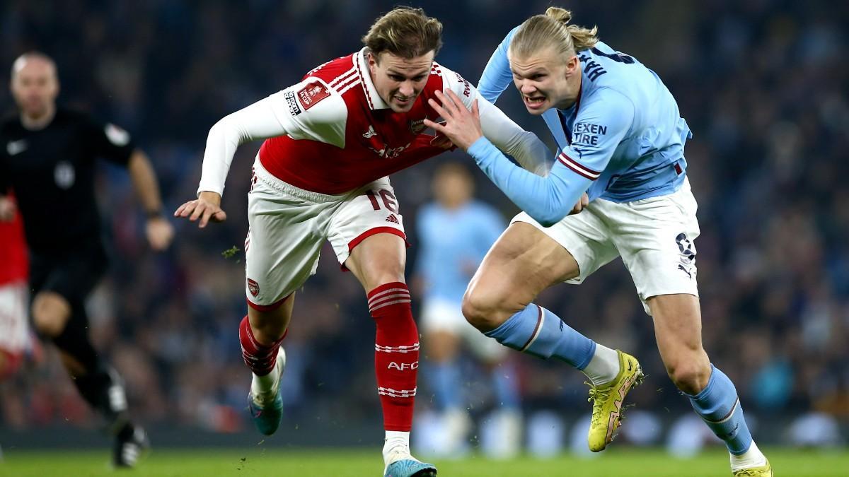 Holding y Haaland, en una pugna en el partido de la primera vuelta