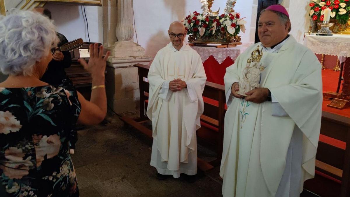 El obispo Mazuelos, junto al cura José Luís Cabrera, muestra la Virgen de la Peña a una feligresa, ayer | | ONDA FUERTEVENTURA