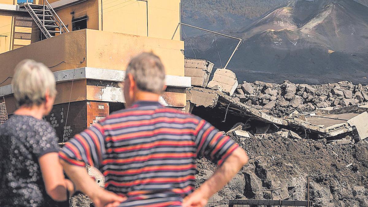 Vecinos de La Laguna (Los Llanos) contemplan el volcán y los destrozos provocados por la colada