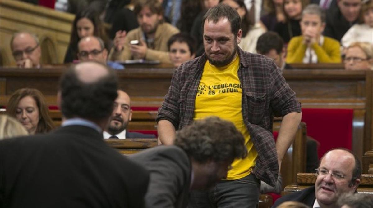 David Fernández, con una camiseta a favor de la escuela pública, en el pleno de constitución del Parlament, el 17 de diciembre del 2012.