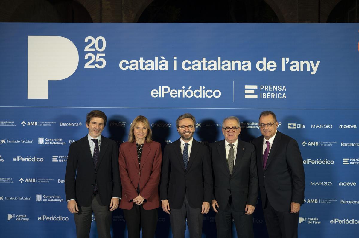 Barcelona. 24.11.2025. Sociedad. Gala del Català de l’any 2025.  De izda. a dcha.,  Sergi Guillot, director general de Prensa Ibérica, Lluisa Moret, presidenta de la Diputació de Baarcelona, Aitor Moll, consejero delegado de Prensa Ibérica, Jordi Valls, cuarto teniente alcalde de l’Ajuntament de Barcelona y Albert Sáez, director de El Periódico  . Fotografía de Jordi Cotrina