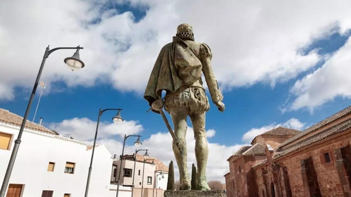 Estatua de Miguel de Cervantes en Alcalá de San Juan.