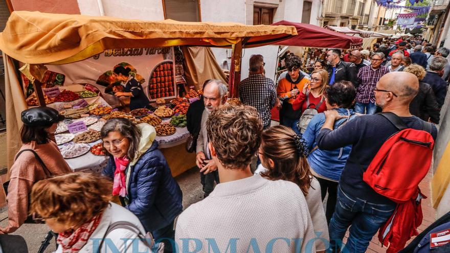 La Fira de Tots Sant de Cocentaina vuelve con fuerza tras el temporal de viento