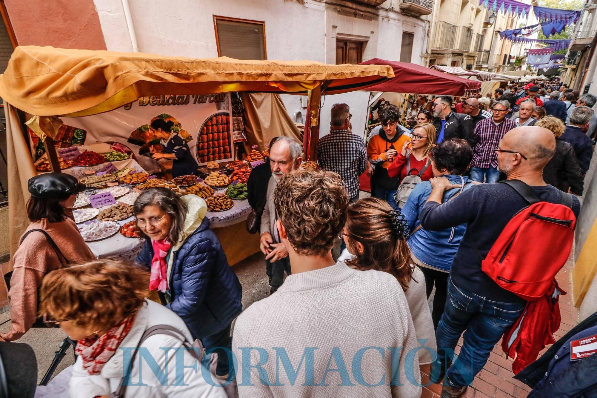 La Fira de Tots Sant de Cocentaina vuelve con fuerza tras el temporal de viento