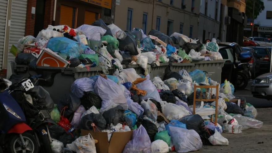 Montaña de basura acumulada en la calle La Trinidad.