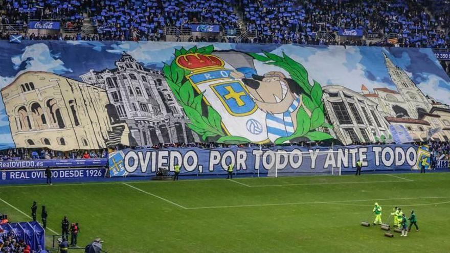 El mosaico del Fondo Norte del Carlos Tartiere en el derbi contra el Sporting, el pasado 4 de febrero.