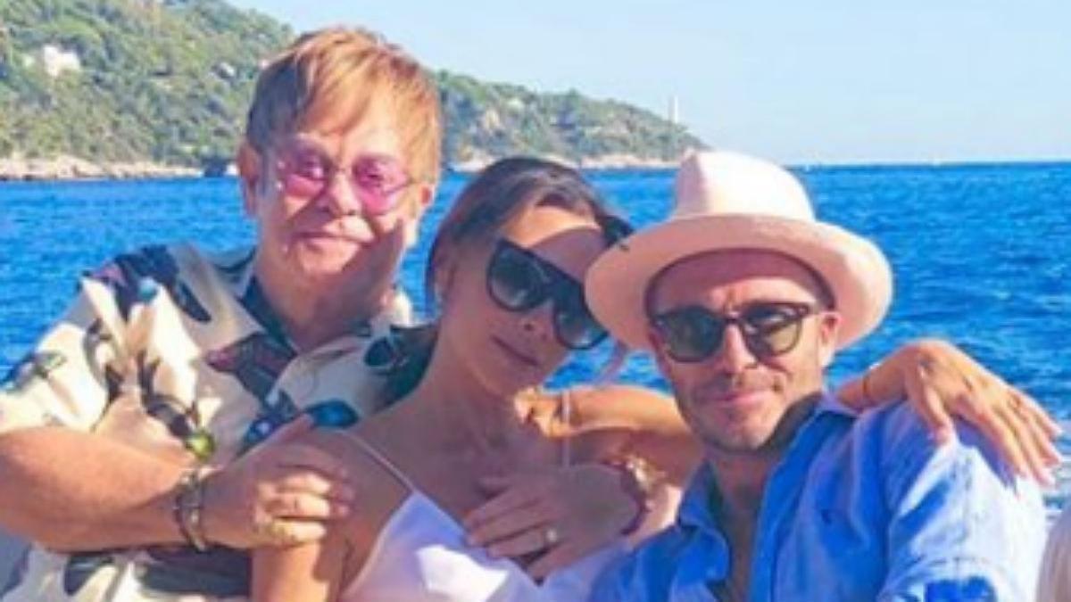 Elton John junto al matrimonio Beckham, disfrutando de la Costa Azul.