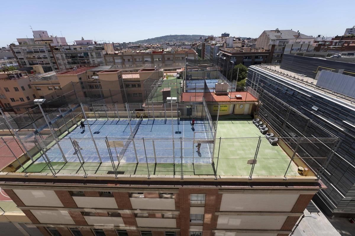 Las pistas de pádel en la terraza del colegio Pare Manyanet de Les Corts, en Barcelona.