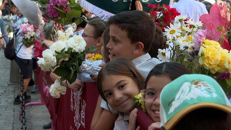 Más de 700 escolares participan en la tradicional ofrenda floral del Corpus de Toledo