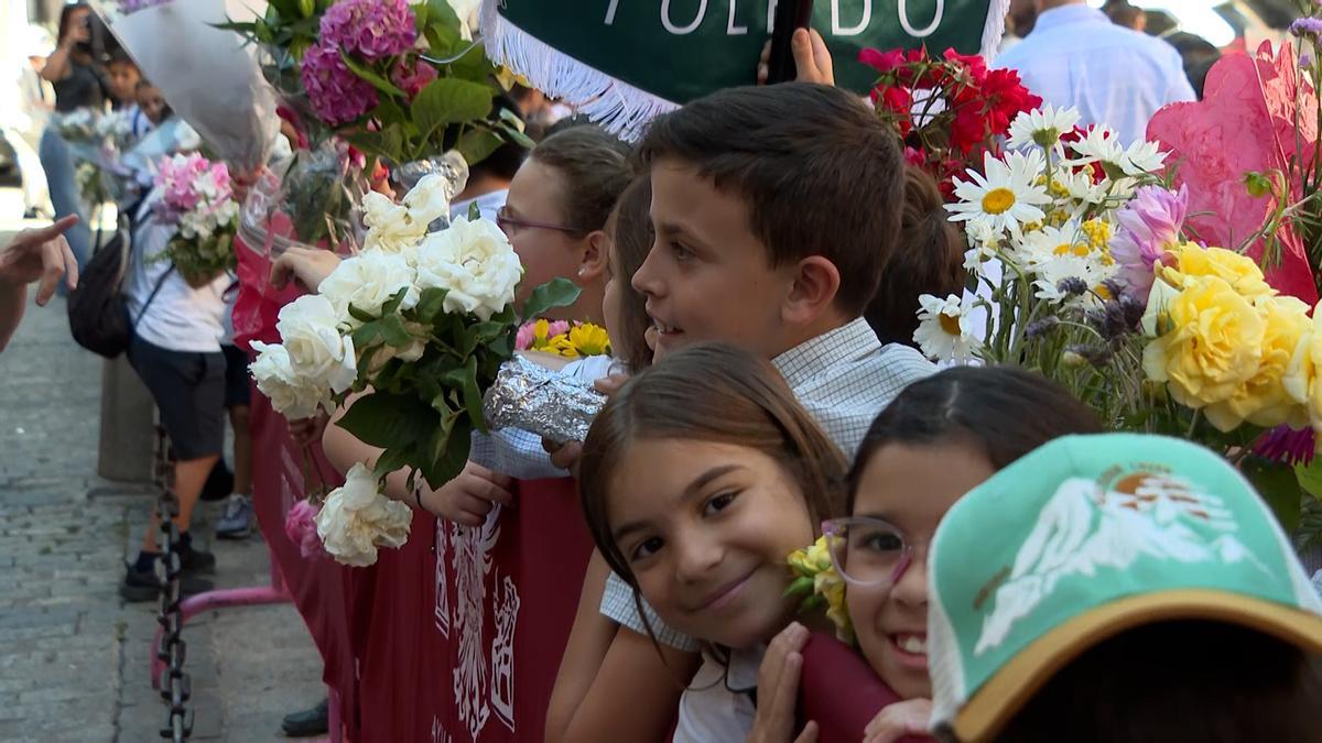 Escolares en la ofrenda floral del Corpus de Toledo.