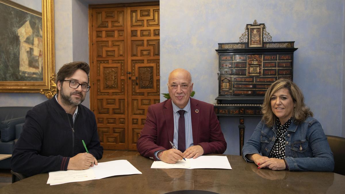 Firma del convenio entre la fundación Artdecor y la Diputación