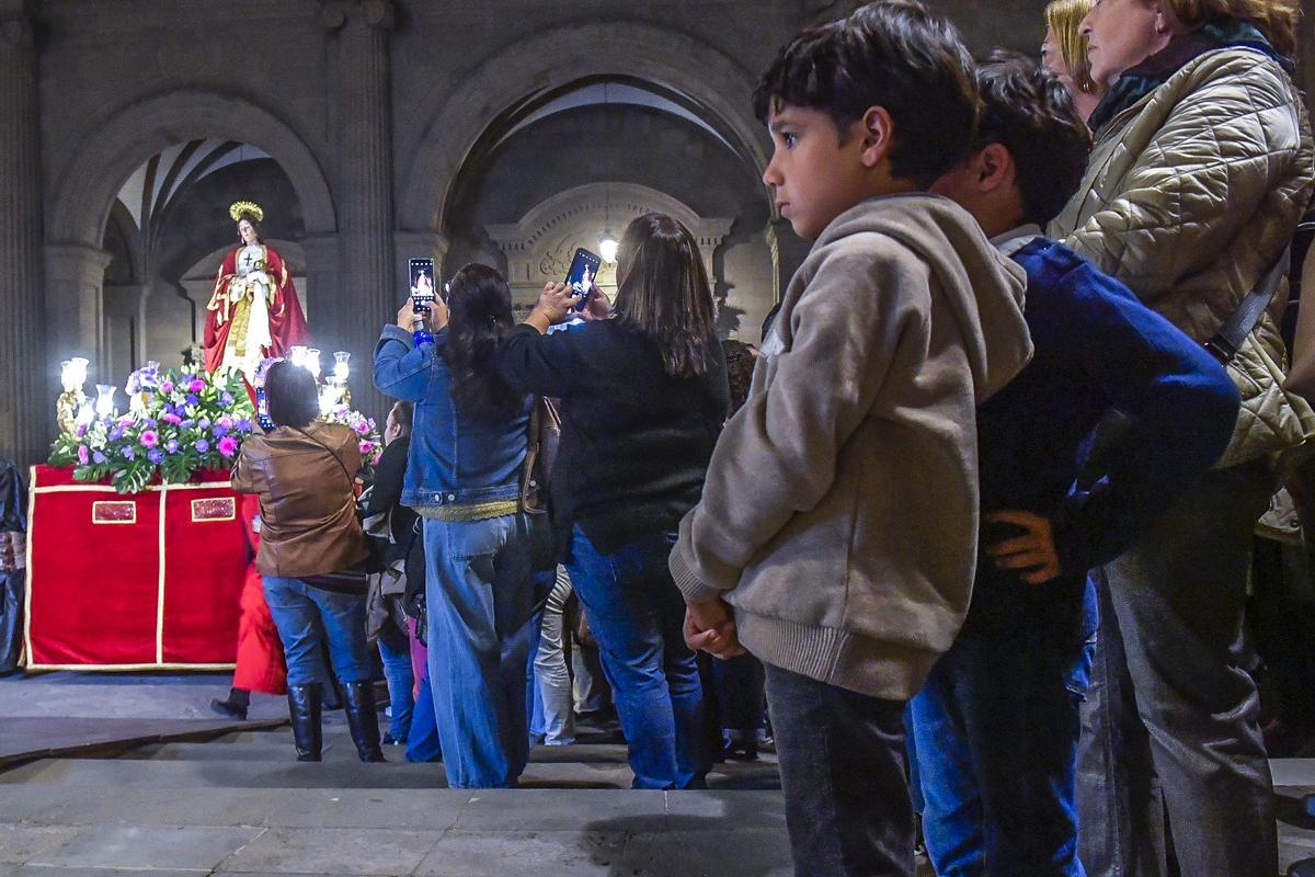 El público fotografiando la talla de María Magdalena, obra de Silvestre Bello.