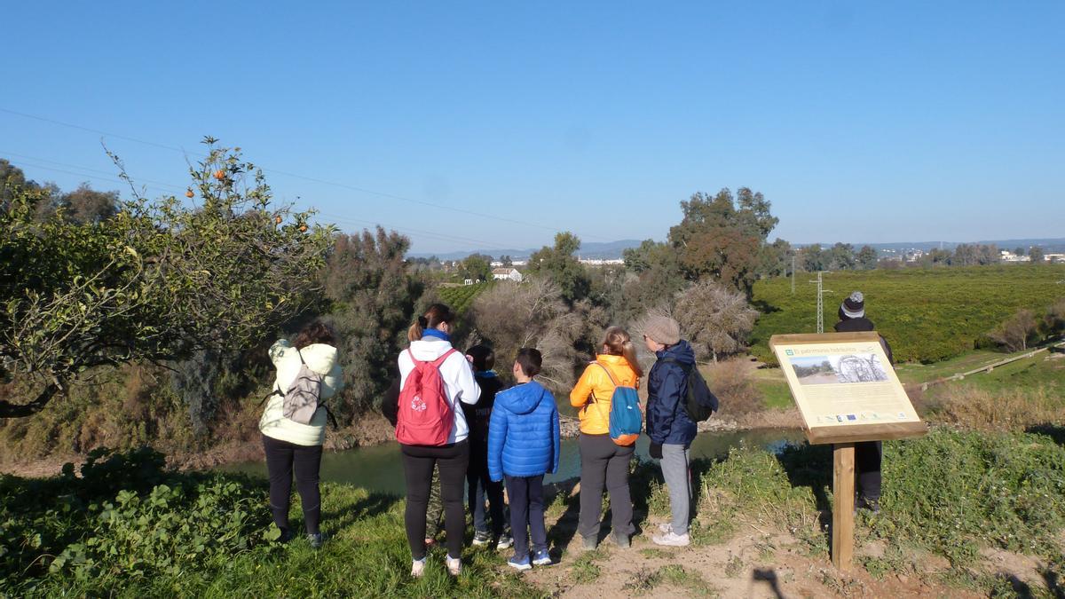 Un grupo de senderista en la ruta de los Pagos de La Barqueta y Pedro Díaz.