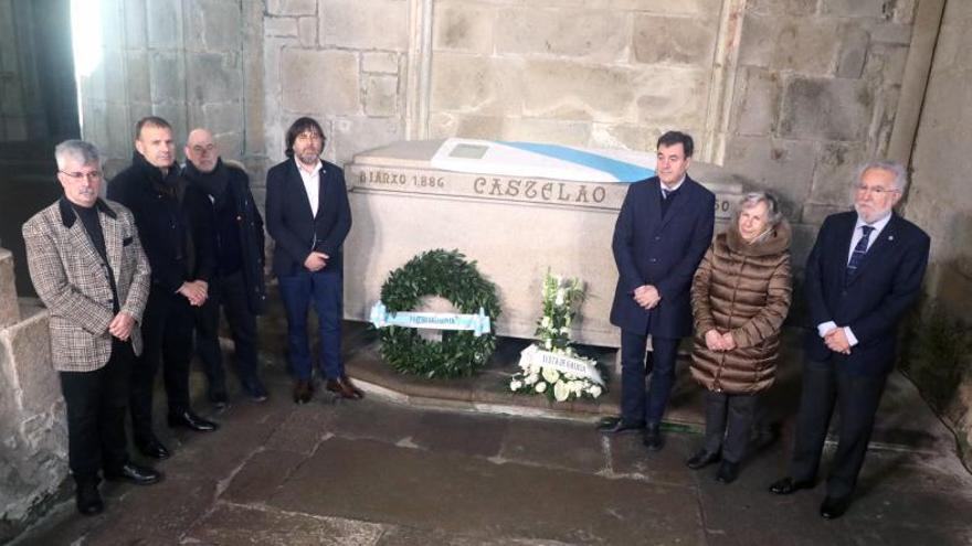 Asistentes á homenaxe polo 137 aniversario do nacemento de Castelao, onte.   | // XOÁN ÁLVAREZ