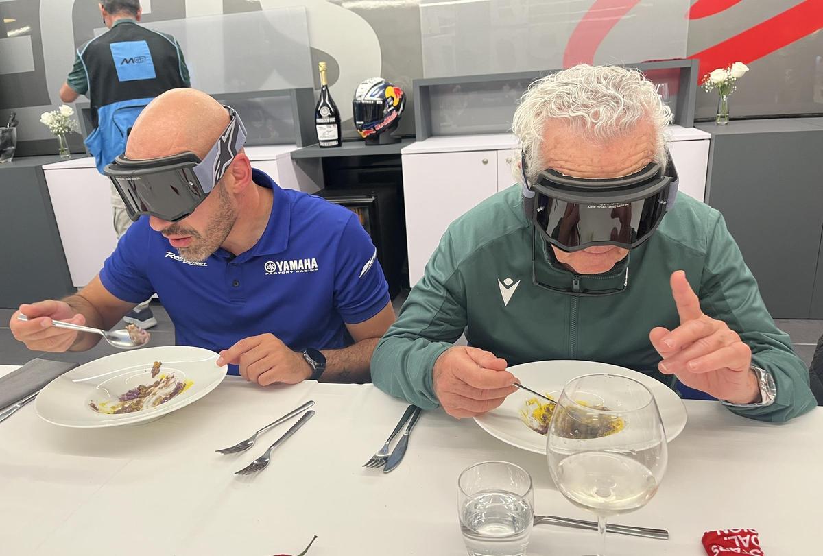 Andrea Cogotti y Gigi Soldano, dos de los fotógrafos del Mundial, prueban la comida con las gafas negras.
