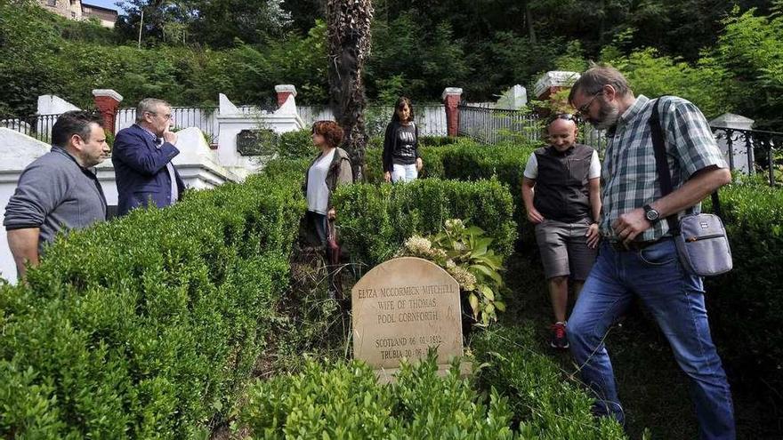 Asistentes a la ruta por el patrimonio de Mieres, ayer, en el cementerio protestante.