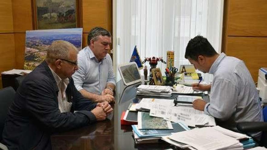 Alejandro Díaz, Felipe Fanjul, secretario municipal, y Javier Rodríguez, durante la firma del convenio.